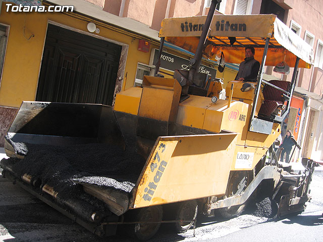 SE DESTINA MÁS DE 180.000 EUROS A LAS OBRAS DE ASFALTADO DE LAS PRINCIPALES CALLES Y AVENIDAS DEL CASCO URBANO - 16