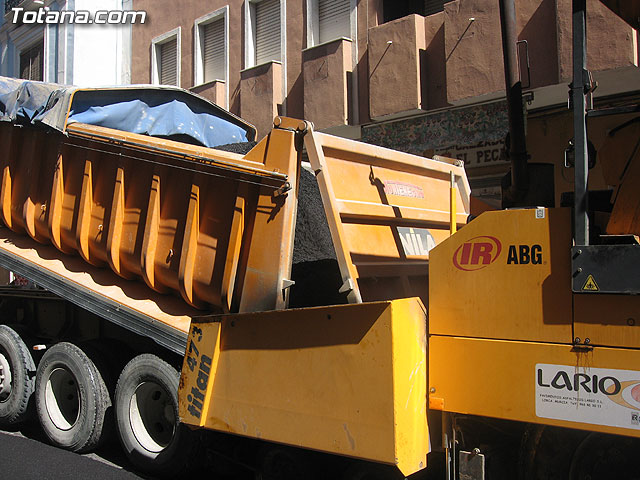 SE DESTINA MÁS DE 180.000 EUROS A LAS OBRAS DE ASFALTADO DE LAS PRINCIPALES CALLES Y AVENIDAS DEL CASCO URBANO - 17