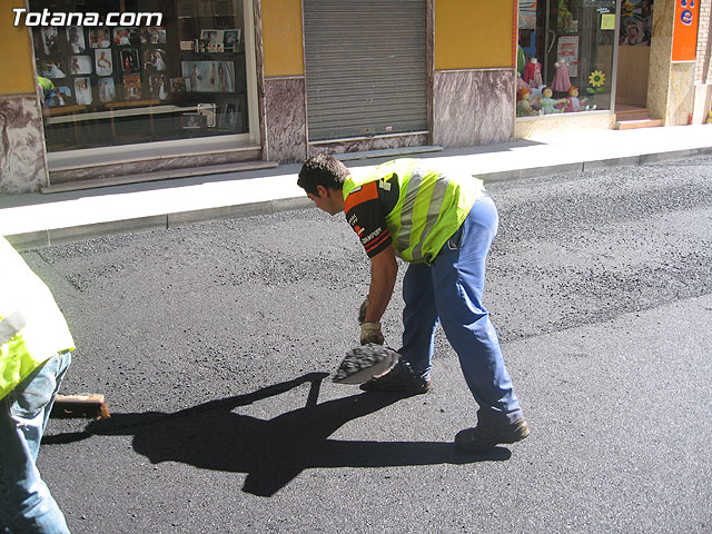 SE DESTINA MÁS DE 180.000 EUROS A LAS OBRAS DE ASFALTADO DE LAS PRINCIPALES CALLES Y AVENIDAS DEL CASCO URBANO - 18