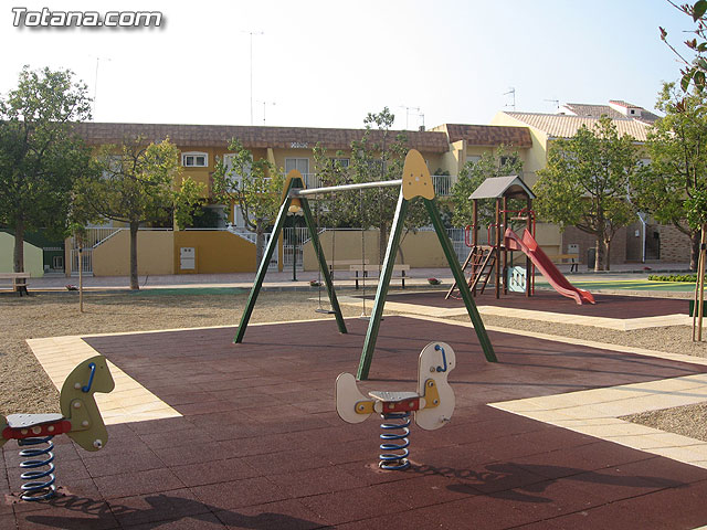 ALUMNOS-TRABAJADORES DE LA ESCUELA TALLER SANTA EULALIA REHABILITAN EL “JARDÍN DEL CONDADO” EN EL BARRIO DE “LA CERÁMICA” - 1