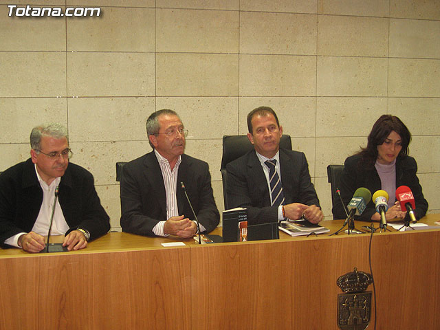 SE PRESENTA EL LIBRO EL TIEMPO Y MÁS ALLÁ, DE JOSÉ MARÍA CAMPOS Y DEL QUE SE HAN EDITADO 500 EJEMPLARES - 2