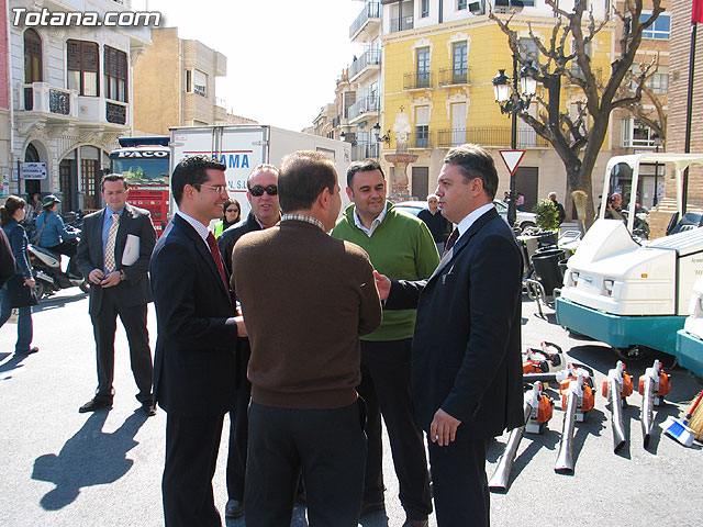 SE PRESENTA EL NUEVO SERVICIO DE LIMPIEZA VIARIA Y RECOGIDA DE RESIDUOS SÓLIDOS URBANOS CON UN PRESUPUESTO TOTAL DE MÁS DE 1,2 MILLONES DE EUROS, Y MÁS MEDIOS HUMANOS Y MATERIALES - 52