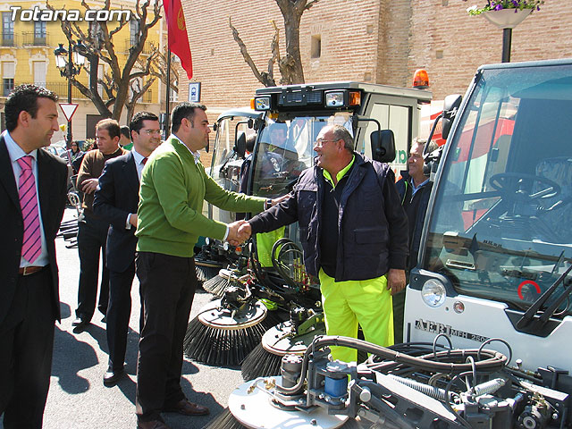 SE PRESENTA EL NUEVO SERVICIO DE LIMPIEZA VIARIA Y RECOGIDA DE RESIDUOS SÓLIDOS URBANOS CON UN PRESUPUESTO TOTAL DE MÁS DE 1,2 MILLONES DE EUROS, Y MÁS MEDIOS HUMANOS Y MATERIALES - 62