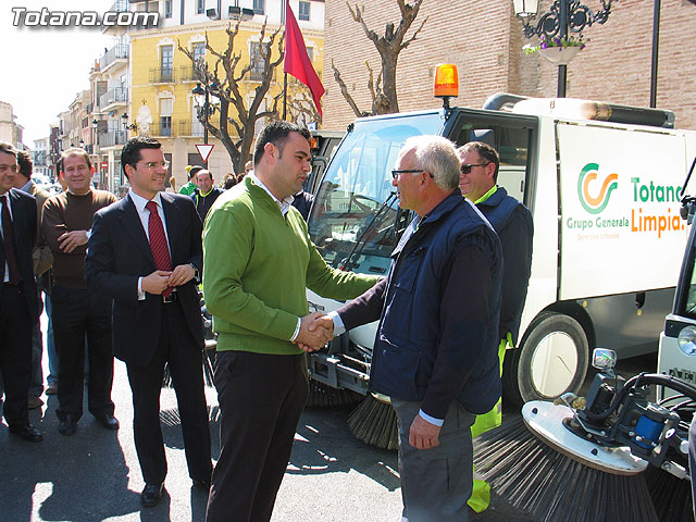SE PRESENTA EL NUEVO SERVICIO DE LIMPIEZA VIARIA Y RECOGIDA DE RESIDUOS SÓLIDOS URBANOS CON UN PRESUPUESTO TOTAL DE MÁS DE 1,2 MILLONES DE EUROS, Y MÁS MEDIOS HUMANOS Y MATERIALES - 63