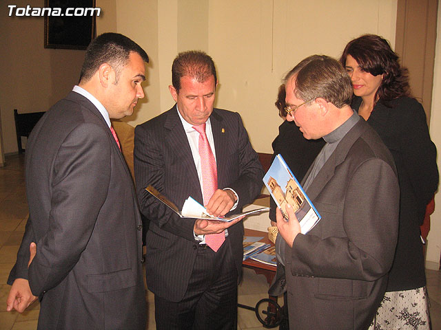 PRESENTAN UNA GUÍA DE VISITA DEL TEMPLO PARROQUIAL DE SANTIAGO EL MAYOR DE TOTANA - 4 PRESENTAN UNA GUÍA DE VISITA DEL TEMPLO PARROQUIAL DE SANTIAGO EL MAYOR DE TOTANA - 4