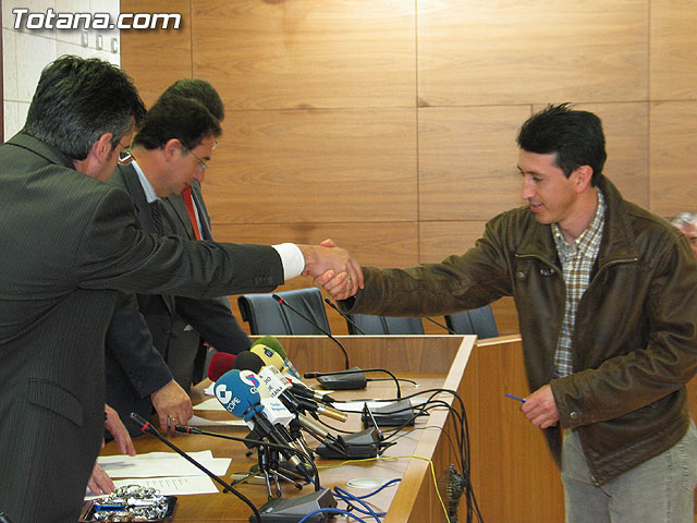 EL CONSEJERO DE OBRAS PBLICAS Y VIVIENDA Y EL ALCALDE DE TOTANA ENTREGAN 6 VIVIENDAS DE PROMOCIN PBLICA EN EL BARRIO DE LA CERMICA - 13