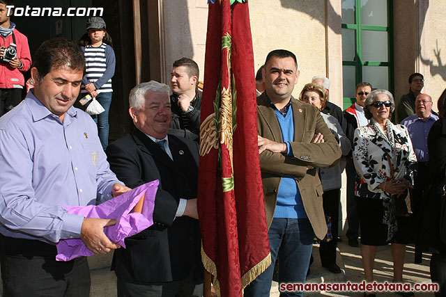 Entrega de la bandera a los 