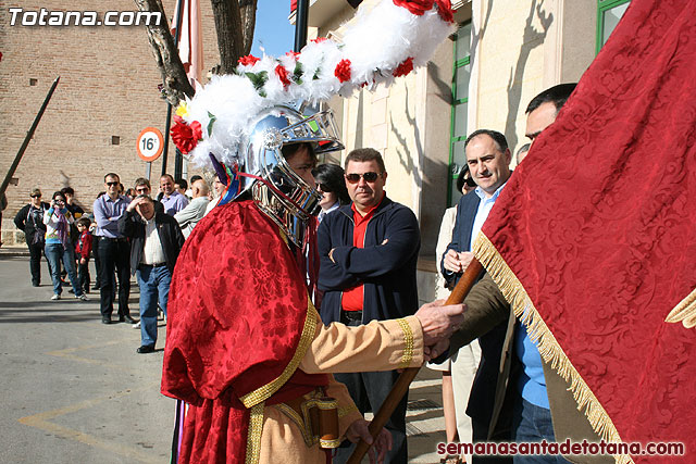 Entrega de la bandera a los 