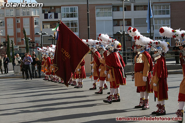 Entrega de la bandera a los 