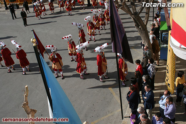 Entrega de la bandera a los 