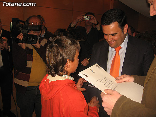 SE ENTREGAN LOS PREMIOS DEL I CONCURSO DE DIBUJO Y REDACCIN 