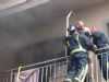 Los bomberos rescatan a un anciano invlido de un incendio que tuvo lugar en su inmueble