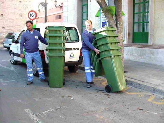 El consistorio pone a disposición de las comunidades de vecinos contenedores para depositar la basura, Foto 1