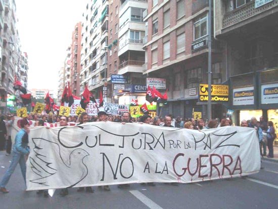 Vecinos de Totana tomaron parte en la manifestacin contra  la guerra en Irak, Foto 1