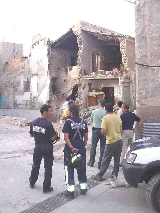 Un anciano sale ileso tras derrumbarse parte de su vivienda, Foto 1