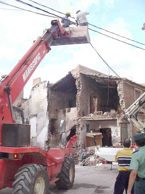 Un anciano sale ileso tras derrumbarse parte de su vivienda, Foto 2