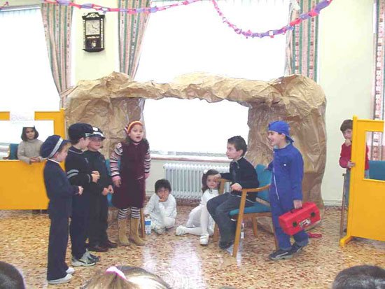 Los ancianos de la residencia de ancianos La Pursima recibieron la felicitacin de los nios del colegio Santiago, Foto 1