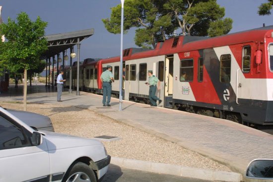 El revisor de un tren tuvo que ser atendido en el Centro de Salud de Totana por un accidente laboral, Foto 1