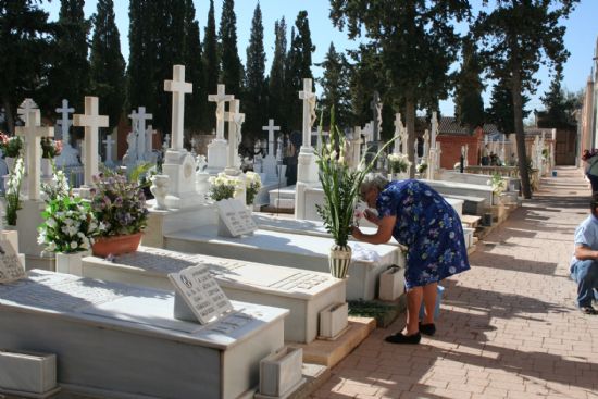 Las flores llenaron el cementerio municipal “Nuestra Señora del Carmen” con motivo de la festividad de Todos los Santos, Foto 1