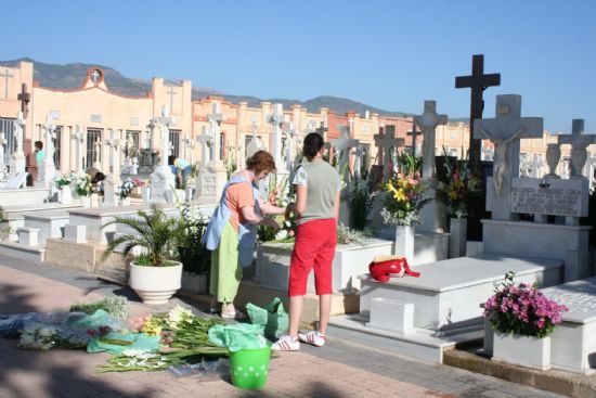 Las flores llenaron el cementerio municipal Nuestra Seora del Carmen con motivo de la festividad de Todos los Santos, Foto 2