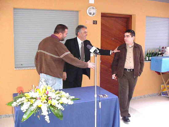 Se entrega la primera promocin de veinte viviendas promovidas por  la sociedad municipal PROINVITOSA, Foto 2