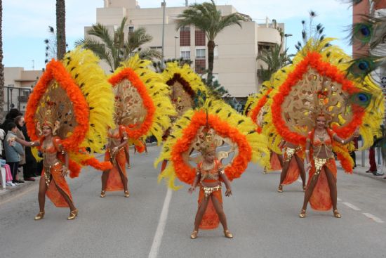 El color y la alegra llenaron las calles de la localidad con el desfile de Carnaval de los adultos, Foto 1