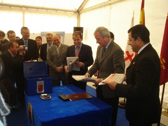 Ramón Luis Valcárcel colocó la primera piedra de la autovía Totana-Mazarrón, Foto 1