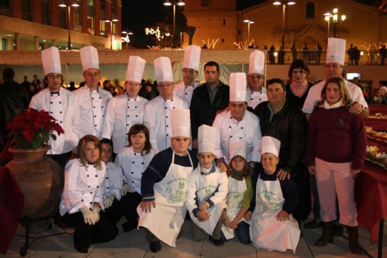 Pese a la incesante lluvia, muchos totaneros degustaron el gran roscn de reyes realizado por ASPARTO, Foto 1