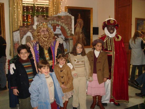 SS.MM. los Reyes Magos de Oriente visitaron Totana repartiendo regalos y alegra entre los ms pequeos , Foto 1