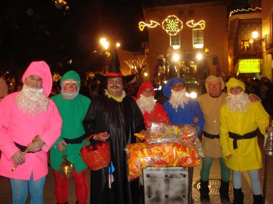 SS.MM. los Reyes Magos de Oriente visitaron Totana repartiendo regalos y alegra entre los ms pequeos , Foto 3