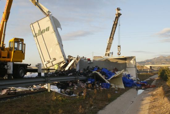 El choque entre un camin y un vehculo articulado provoc retenciones de trfico en la A-7 a la altura de Totana, Foto 1