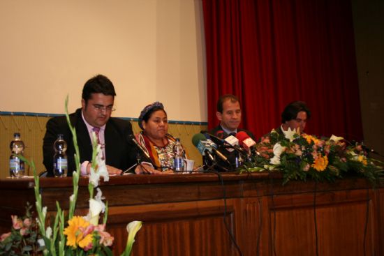Rigoberta Mench, visit Totana para firmar un convenio de cooperacin al desarrollo en Guatemala, Foto 2