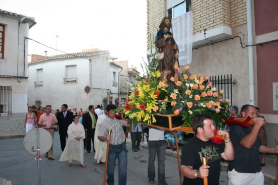 El barrio de San Roque celebr sus fiestas con la realizacin de verbenas, la procesin y el tradicional reparto de guitarras, Foto 1