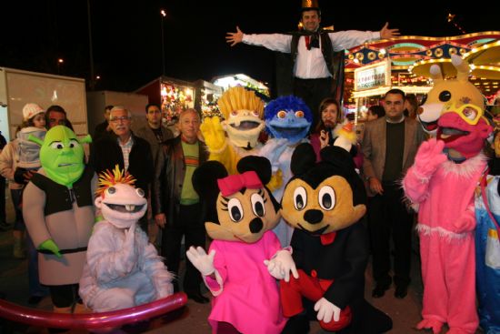 Pequeños y mayores disfrutan estos días con las diferentes atracciones instaladas en el recinto ferial, Foto 1