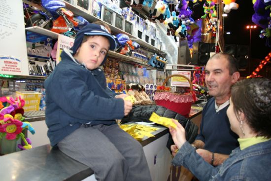 Pequeños y mayores disfrutan estos días con las diferentes atracciones instaladas en el recinto ferial, Foto 2