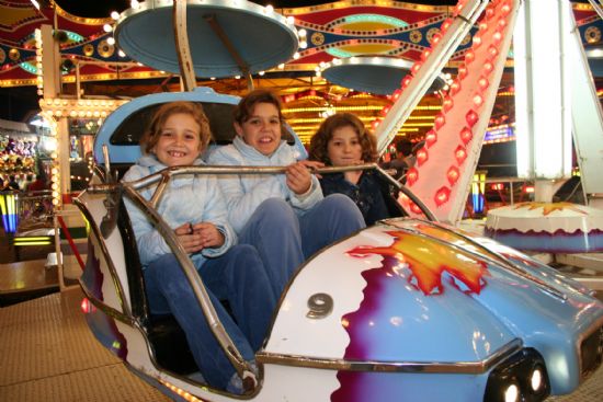 Pequeños y mayores disfrutan estos días con las diferentes atracciones instaladas en el recinto ferial, Foto 3