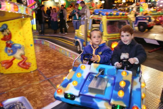 Pequeños y mayores disfrutan estos días con las diferentes atracciones instaladas en el recinto ferial, Foto 4