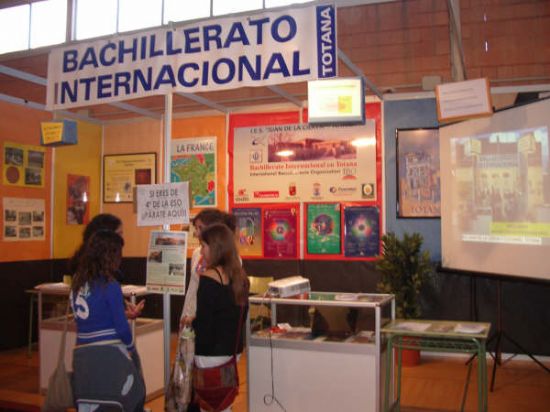 Los institutos de Educación Secundaria de la localidad expusieron su oferta formativa en el Salón del Estudiante de Lorca, Foto 2