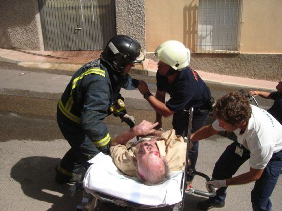 Los bomberos rescatan a un anciano invlido de un incendio que tuvo lugar en su inmueble, Foto 1