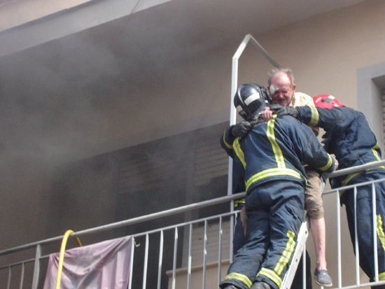 Los bomberos rescatan a un anciano invlido de un incendio que tuvo lugar en su inmueble, Foto 2