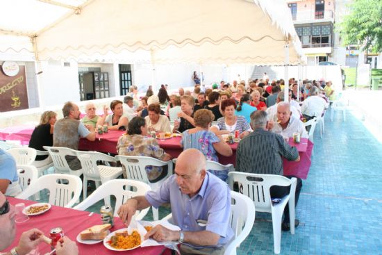 Numerosas personas degustaron una gran paella con motivo de las fiestas del Centro Municipal de Personas Mayores, Foto 1