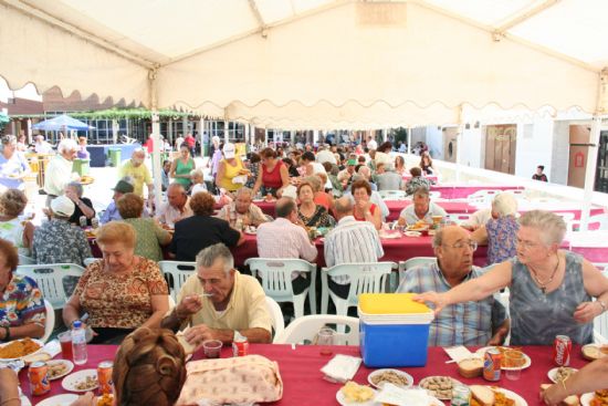 Numerosas personas degustaron una gran paella con motivo de las fiestas del Centro Municipal de Personas Mayores, Foto 2