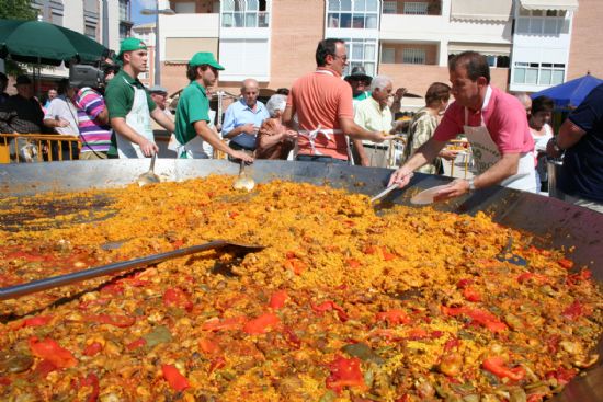 Numerosas personas degustaron una gran paella con motivo de las fiestas del Centro Municipal de Personas Mayores, Foto 3