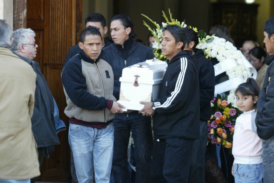 Conmocin en el entierro del beb ecuatoriano que fue arrollado por un hombre que conduca ebrio, Foto 1