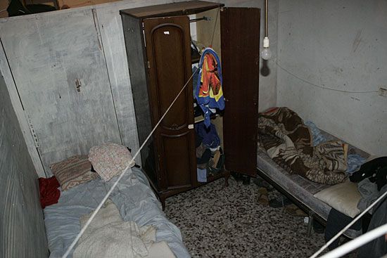 La Guardia Civil desaloja a 37 inmigrantes que vivan hacinados en un edificio-patera, Foto 1