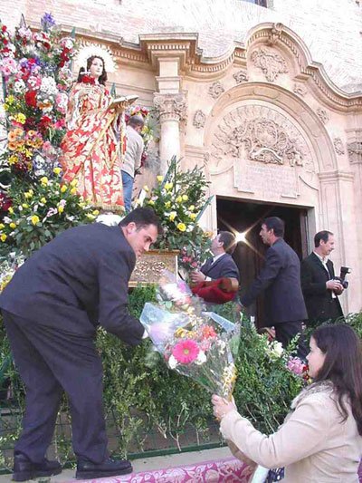 Santa Eulalia recibe el cariño de los totaneros en forma de flores, Foto 1