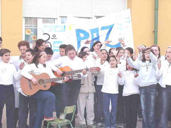 Escolares totaneros conmemoraron el Da Internacional de la No Violencia y la Paz, Foto 1