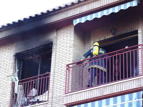 Un incendio causa importantes daos en una vivienda de ecuatorianos de la calle Santa Brbara, Foto 1