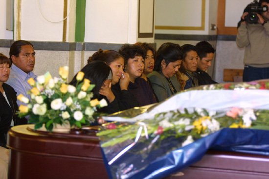 Cerca de doscientas personas dieron el ltimo adis a la joven ecuatoriana que apareci muerta en su casa, Foto 1