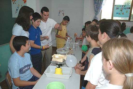 Alumnos y profesores participaron en la I Semana de Física Divertida organizada por el colegio Reina Sofía, Foto 2